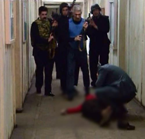 Bakü'de üniversiteye kanlı baskın. Azerbaycan'ın Başkenti Bakü'deki Petrol Akademisi'ne (ADNA) otomatik silahlarla baskın düzenlendi. Onlarca öğrenci öldü, onlarca öğrenci yaralandı. İşte yaşanan dehşet anlarından kareler.