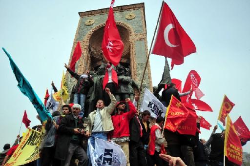 DİSK 32 yıl sonra 1 Mayıs'ı Taksim'de kutlamanın sevincini yaşadı. Hak İş ve Türk İş'e bağlı sendikalarda alanda saygı duruşu yaptılar