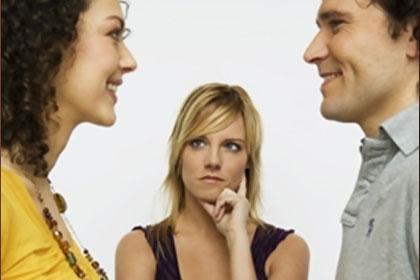 <p><strong>2- Aşırı kıskan&ccedil;lık:</strong> Her şeyde olduğu gibi kıskan&ccedil;lığın da aşırı olması erkeği evden soğutan bir durumdur. Allah'ın insana bahşettiği her duygu, yerinde ve kararında yaşandığında lezzet verir.</p>