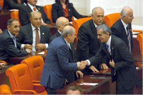 23. DONEM 1. YASAMA YILININ BASLAMASI DOLAYISIYLA TBMM ILK TOPLANTISINI YAPMISTI. YEMIN TORENI ONCESI DTP MARDIN MILLETVEKILI AHMET TURK (SAGDA), MHP GENEL BASKANI DEVLET BAHCELI'NIN (SOLDA) YANINA GELEREK TOKALASMISTI. (18/12/2007 - ANADOLU AJANSI - HAMZA SAHIN)