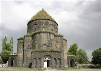 <p>KARS MÖ: 130-127 yılında buraya yerleşen Karsak oymağından dolayı şehre kars adı verilmiştir. Kars kelimesinin anlamı ise deve ya da koyun yününden yapılan elbise veya şal kuşağı anlamına gelir.</p>
