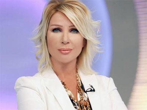 Kalçasındaki ve belindeki yağları aldıran Seda Sayan üç kere de göğüslerinden ameliyat oldu. Bir kez gıdısını aldıran Seda Sayanın 9 estetiği bulunuyor.