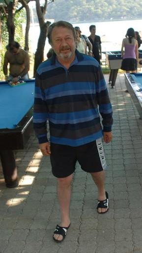 DSP Eski Genel Başkanı Zeki Sezer, ailesiyle birlikte Fethiye'nin Ölüdeniz beldesinde tatil yapıyor.