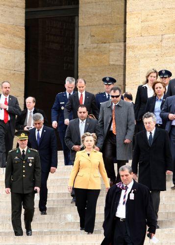ABD Dışişleri Bakanı Hillary Clinton, eşinin Başbakan olduğu yıllardaki resmi ziyaretinden yıllar sonra bu kez bakan sıfatıyla resmi bir ziyaret için Ankara'yı ziyaret etti.