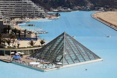 Şili'nin Algarrobo kentindeki San Alonso del Mar tatil köyünde, uzunluğu 1.000 m'den fazla, 8 futbol sahası büyüklüğünde.