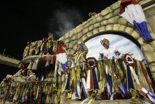 Karnavallar ülkesi Brezilya'nın en meşhur ve dünya çapında ünlü karnavalı Rio'da birbirinden renkli görüntüler ve büyük coşku yaşanıyor.
