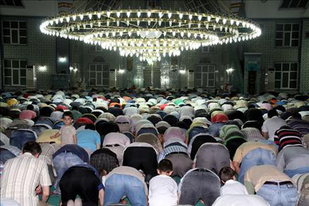 İslam âlemi, on bir ayın sultanı Ramazan'ı müjdeleyen Berat Kandili'ni idrak etti. Af ve mağfiret kapılarının sonuna kadar açıldığı gecede günahlardan arınmak isteyen binlerce inanan camilere koştu.