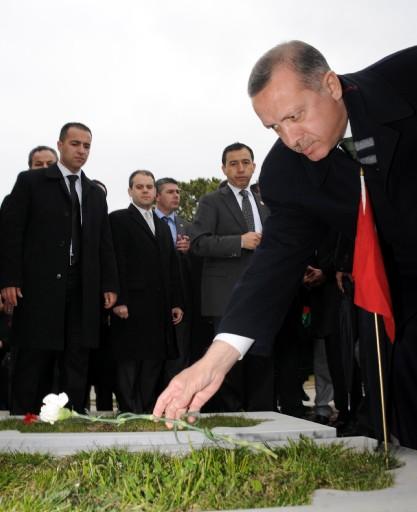 Başbakan Erdoğan ve İlker Başbuğ Şehitler Abidesi'ne ziyarette bulundu. Erdoğan yaptığı konuşmada kahramanlığa vurgu yaptı.