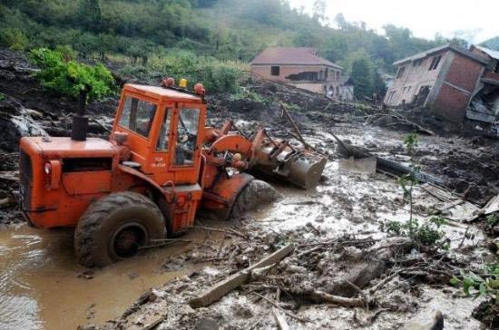 Artvin'in Borçka ilçesinde 4 katlı binanın enkazından 2 kişinin cesetleri çıkarıldı. İlçede evini sel suları basan 80 yaşındaki bir nine boğularak can verdi. Bir kadının cesedi köprü ayağından çıktı. Dün de 1 kişi hayatını kaybetmişti.