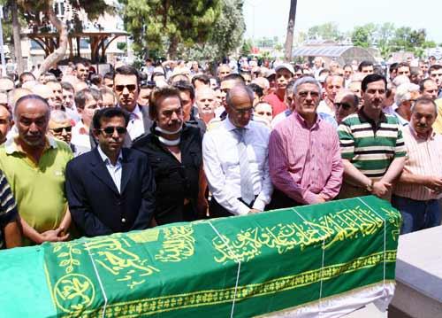 Samsun'da bir süredir solunum yetmezliği nedeniyle tedavi gördüğü hastanede yaşamını yitiren Sanatçı Orhan Gencebay'ın annesi Habibe Gencebay toprağa verildi.