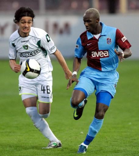 Trabzonspor şampiyonluk yarışında önemli bir yara aldı ve kendi sahasında Denizlispor'a 2-0 yenilmekten kurtulamadı. Trabzonspor'da büyük üzüntü yaşanıyor, denizli sevinçten uçuyor