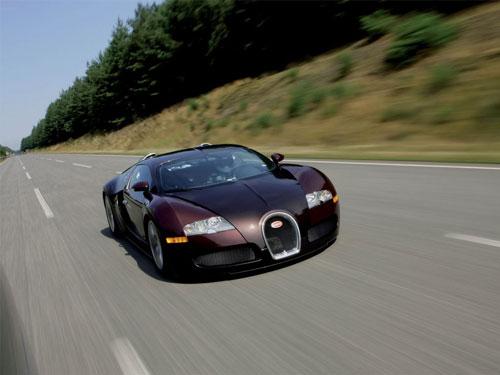 <p>Türkiye'de bugüne kadar satılmış en pahalı araç 2.5 milyon euroluk değeri ile Bugatti EB 16.4 Veyron. Fiyatı ile olduğu kadar 1001 beygir gücü ve 406 km/s son sürati ile dudak uçuklatan bu modeli satın almak isteyenler, birkaç yıl daha beklemek durumunda. Çünkü marka, geçen yıl satışını yaptığı araçları bile teslim edebilmiş değil. Bu durumda Türkiye'de satılan en pahalı model unvanını Bentley Mulsane alıyor.</p>
<p>547 bin euroluk etiketle satılan bu araçta 6.78 litrelik V8 motor görev yapıyor. 512 beygir güç ve 1020 nm tork üreten makam aracı, 296 km/s'lik son sürati ile pek çok süperspor otomobilden hızlı. En pahalı ikinci ise Ferrari 612 Scaglietti F1. 510 bin euroluk araç, Bentley'den tam 80 bin lira daha 'ucuz'a satılıyor. İki modelin yanında 303 bin euroluk Audi R8 Spyder, 395 bin euroluk Lamborghini Gallardo LP 570-4 Superleggera, 300 bin euroluk Maserati GranTurismo MC Stradale, 375 bin euroluk Mercedes Benz SLS AMG ve 298 bin euroluk Porsche 911 Turbo Cabriolet adeta kelepir kalıyor.</p>