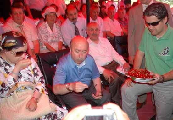 Maliye Bakanı Unakıtan ve eşi Ahsen Unakıtan, Eskişehir'in Mihalıççık ilçesi kalburcular mevkisinde düzenlenen Kiraz Festivali'ne katıldı
