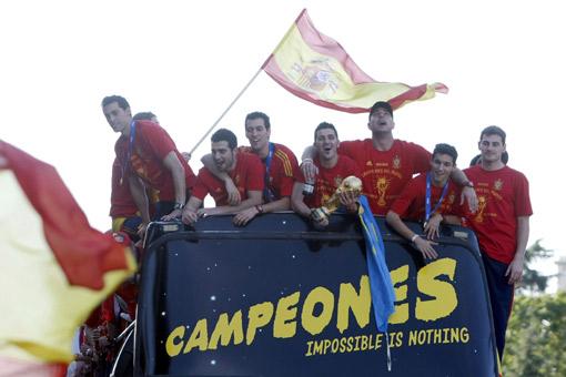 İspanyol futbolcular, yaklaşık 3 saat süren şehir turundan sonra yaklaşık 200 bin kişinin beklediği nehir kıyısındaki özel alana gittiler.