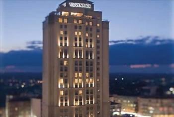 Mekke’de bulunan uluslararası zincirlerden Mövenpick otelde de durum farklı değil. Temmuz ayında 160 Dolar olan çift kişilik oda fiyatı, Ağustos ayında yüzde 243 oranında yükselerek 552 dolara ulaşacak.