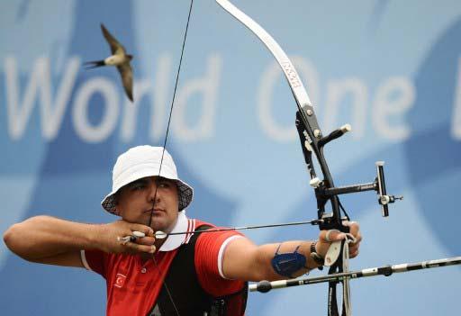 PEKIN 2008 YAZ OLIMPIYAT OYUNLARI'NDA ERKEKLER OKCULUK KATEGORISI'NDE YUSUF GOKTUG ERGIN, GUNEY KORELI RAKIBI ILE YARISMISTI. (MUSTAFA YALCIN)