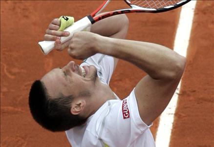 Pariste Roland Garros santrkortunu dolduran on binlerce seyirci, tarihi bir maça tanıklık ettiler ve Nadalın Fransa Açıka tarihi vedasını seyrettiler. 1 Numara Nadal sürpriz bir şekilde elendi