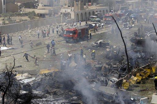 Irak'ın başkenti Bağdat'ın merkezine bomba ve havan topuyla yapılan saldırılarda son açıklanan rakamlara göre en az 100 kişi öldü, 310 kişi ise yaralandı.