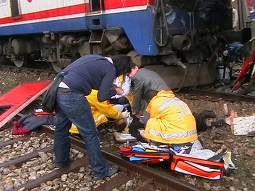 BİLECİK'TE İKİ TRENİN ÇARPIŞMASI SONUCU MEYDANA GELEN KAZADA 1 KİŞİ ÖLDÜ, 7 KİŞİ DE YARALANDI. KALP MASAJI YAPILAN MAKİNİST HİKMET KOÇAY KURTARILAMADI. (MEHMET YAŞAR BEYAZIT/BİLECİK-İHA)
