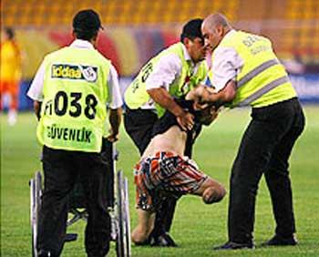 Ali Sami Yen'de tam bir güvenlik rezaleti yaşandı. Star'da yer alan habere göre, güvenlik görevlileri özrülü birini dövdü. Olaya Arda müdahale etti.
