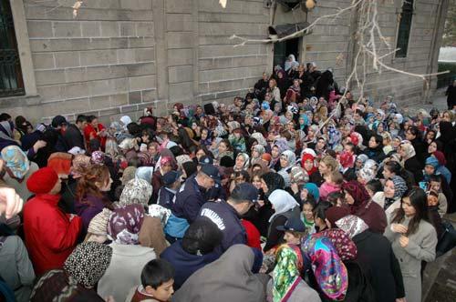 Etkinlikler kapsamında, 41 hatimle 29 çeşit hububat ve yemişten hazırlanan aşure büyük ilgi gördü. Aşure, Mevlevi Türbe Camii'nde caminin ön kapısında erkeklere, arka kapısında ise bayanlara dağıtıldı. 300 gramlık plastik kaplara konulan aşure dağıtımında 80 belediye personeli görev aldı.