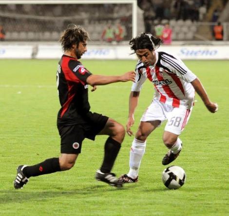 Sivasspor, evinde öldü öldü dirildi. İlk yarıyı yenik kapayan ev sahibi maç sonunda 3 puanı hanesine yazdırmayı bildi. Gençlerbirliği ise yenilmesine rağmen büyük sevinç yaşadı.