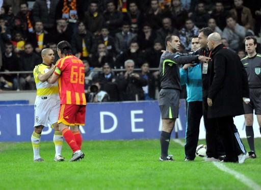 Kadir Has'ta oynanan ilk maçta F.Bahçe 10 kişi tamamladığı maçta Kayseri'yi mağlup ederek zirve ile puan farkını 3'e indirdi.