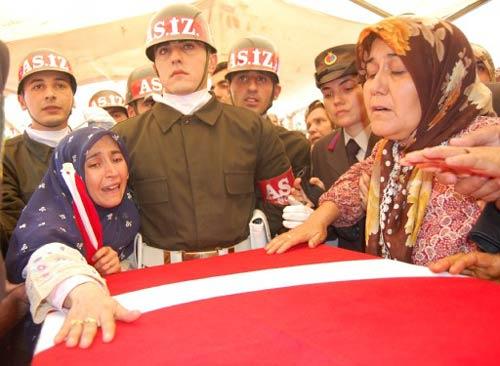 Şehit jandarma komando onbaşı Yaşar Kaya'nın naaşı Hatay Hassa'da toprağa verildi.