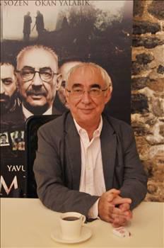 Oynayacağız dedik oynadık, hepsi o kadar!

- Av Mevsiminin kariyerinizdeki yeri nedir?
- Daha çok yeni ama ileride tarih yazacak! Şaka bir yana, daha önceki rollerimden farklı; bu kadar diyebilirim. Bizim için bu konularda konuşmak ayıptır!

- Size ayıp değil!
- İşte öyle düşünmek de ayıp! (kahkahalar atıyor)

- Şöyle sorayım o zaman; senaryo geldi, okudunuz, içinizden ilk geçen neydi?
- Senin sağın solun belli olmaz, al oku, oynayacak mısın oynamayacak mısın söyle, dedi Yavuz. Ben de okudum, Oynayacağım, dedim, oynadık işte.

- El ovuşturmak, aman ne güzel rol geldi diye sevinmek yok mu sizde?
- Tabii seviniyorum... Üç sene geçmiş Kabadayının üzerinden, nasıl sevinmem! Bir de kadro çok heyecanlı. Bu işi yapmamda en büyük etkenlerden biri de; o içinde yaşanılan setin havasıdır, o ruh halidir.