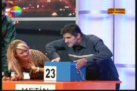 Sonunda beklenen oldu... Show TVde Acun Ilıcalının sunduğu Var mısın yok musun yarışmasında bir yarışmacı 128 milyarı reddedek kutuya gitti ve 500 milyarı kazandı.