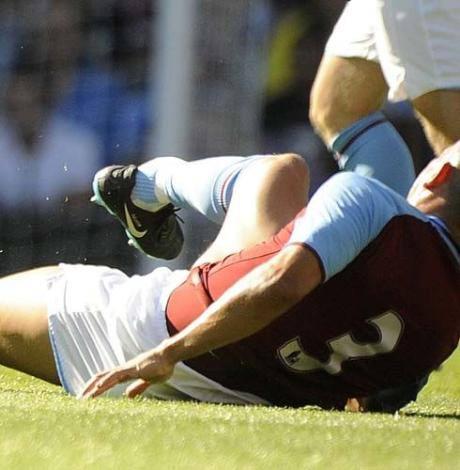 Aston Villa defans oyuncusu Bouma ayağı kırıldı