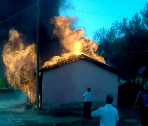 Edinilen bilgiye göre, merkeze bağlı Kaşköy İlköğretim Okulu'nun üç binasından birisi olan eski binada elektrik kontağından çıktığı tahmin edilen yangın korku dolu anların yaşanmasına neden oldu. İçerisinde öğrencilerin eğitim gördüğü esnada elektrik kontağının bulunduğu yerden dumanların yükselmesi ve okulun alev alması üzerine öğrenciler görevliler tarafından tahliye edildi.