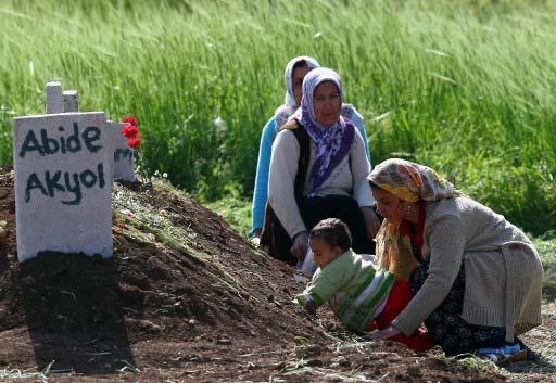Bilge köyünde 44 kişinin öldüğü saldırı, birçok dramı ve hüznü de beraberinde getirdi. Köyde bir yanda ağıtlar, bir yanda ölüm korkusunun getirdiği göç var.