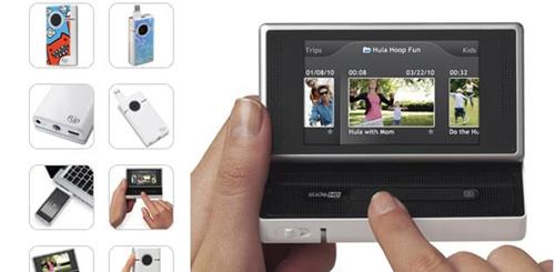 Cisco Flip Slide HD: Flip ailesinin bu son üyesi 3 inç'lik açılabilir dirençsel dokunmatik ekrana sahip. Yani 720p kalitesinde ve görüntü sabitleme özelliğinden yoksun video çekmeniz mümkün. Buna rağmen depolama kapasitesi 16 GB'a çıkarıldığı için dört saatlik HD video, 12 saatlik sıkışıtırılmış video kaydı yapabilirsiniz. Cihazın şişkin tasarımı ve ekran altında dokunmatik ekran ve dokunmatik çubuğun bir arada bulduğu şaşırtıcı arayüzü biraz eksi yön oluşturuyor.