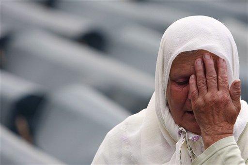 Srebrenitsa 'da 8 bin Müslümanın dünyanın gözü önünde Sırplarca soykırıma uğramanın 13. yıldönümü. Avrupa'da yaşanan en büyük soykırımın failleri hala yakalanamadı.