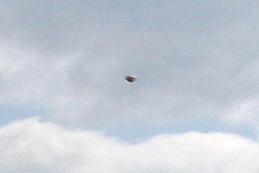 S&ouml;keli yazar Oyhan Hasan Bıldırki tarafından fotoğraflandığı iddia edillen UFO'nun fotoğraftan b&uuml;y&uuml;t&uuml;lm&uuml;ş hali..