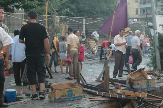 TEKİRDAĞ'DA HALK PAZARININ KURULDUĞU CADDE ÜZERİNDEKİ EVLERİ DE SU BASTI. ÖZELLİKLE BODRUM KATLAR SULAR ALTINDA KALDI.