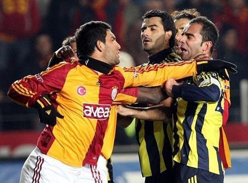 Galatasaray ile Fenerbahçeli oyuncular gırtlağa bir birine girerken üç gün önce kolkolaydılar...