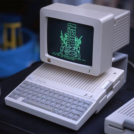 <p><strong><span style="color: #0000ff;">EVDEKİ ROLÜNÜZE ZARAR VERMEYİN</span></strong></p>
<p>Sosyal ağlar üzerinden kurulan iletişim her ne kadar sanal da olsa, böyle bir sohbet ortamına girilecekse, kişi evdeki konumuna/rolüne zarar vermeden bunu yapmalı. Mesela evlisiniz ve bir bey olarak evinize 1-2 saat oturmaya bir arkadaşınızı ça-ğıracaksınız. Sanırım eşinizden bir onay alır, en azından haber verirsiniz. Çocuğunuzun evdeki programını göz önünde bulundurursunuz.</p>
<p>Aynen bunun gibi eğer net üze-rinden yapacağınız görüşmelerde, aile içindeki bireyleri ilgilendirecekse, ki ayırdığınız zaman, kısmen konuştuklarınız, muhatap olduğunuz kişiler de aile bireylerini, en azından eşinizi ilgilendiren bir nokta olabilir. Öyleyse onun onayı/haberi olmalı ki ailedeki bireylerle olan ortak paylaşımlarınızı engellememeli veya ortak kararlarınıza uygun olmalıdır.</p>