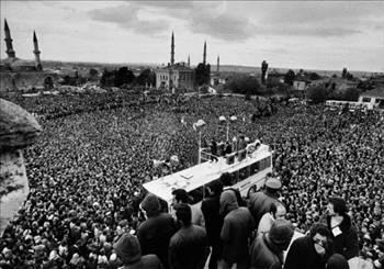 Meydanlarda düzenlenen mitinglere katılmak