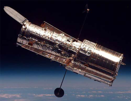 NASA Hubble Uzay Teleskobunu, yedi yıl gecikmeli olarak ve bütçenin 2 milyar dolar üzerine çıkarak, 1990 yılında uzaya fırlattı.