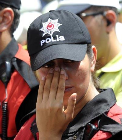 ABD Başkonsolosluğuna düzenlenen saldırıda şehit olan 3 polis memuru İstanbul Emniyet Müdürlüğü'nden törenle uğurlandı.