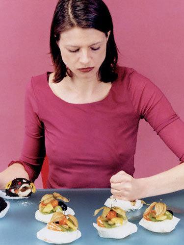 6.Besinler masum değil: Yapılan bir çalışmaya göre, fazla kilolu bireyler ve kadınlar, kalorileri sanıldığı kadar çok önemsemiyor. Bireylerden bir yemeğin ortalama kalorilerini tahmin edilmesi istendiğinde; cevapların 100-200 kalori daha az olduğu görülmüş. Ne yapılmalı? Kaşık, kap, bardak ölçüleriyle değişim listeleri, diyette büyük önem taşır. Belki hep sağlıklı seçimler yapsanız da miktarlar çok fazla olabilir. Hepsini diyet günlüğünüze kaydetmeyi deneyin.