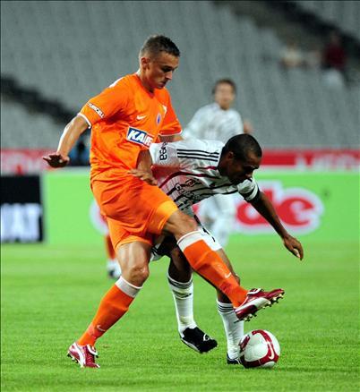 2009-2010 Sezonu perdesini açtı. Şampiyon Beşiktaş, açılış maçında İstanbul Belediyespor'la öne geçtiği maçta 1-1 berabere kaldı...