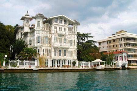 3 KATLI YALIDAN, TEK KATLI KÖY EVİNE: Beren Saat'in şöhretinde büyük bir rol oynayan Aşk-ı Memnu Sarıyer'de çekiliyordu.