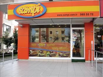 SAMPİ
Şube sayısını 100'e çıkaracak
2008'de Metro Grubu tarafından satın alınan Sampi Pide'nin şube sayısı 36'a ulaştı. Sampi şubeleri İstanbul, Ankara, Kayseri, Çorlu, Hendek, Tekirdağ, Samsun, Sivas, Antalya, İzmit ve Düzce'ye dağılmış durumda. Ayrıca KKTC Girne'de bir şubesi var. Şirketin büyüme planları içinde franchise çok önemli bir yer tutuyor. Sampi, 2010da franchising sistemiyle 100 şubeye ulaşmayı hedefliyor. Yatırımın geri dönüş süresi ortalama 1.5-2 yıl arasında değiştiği belirtiliyor. Şubelerin cirosu lokasyon ve performansa göre değişiyor. Ayda 30 bin TL'lik ciro yapanlar da var, 120 bin TLyi geçenler de... Sampi, kendisine başvuracak ilk 14 bayi adayından franchise bedeli almayacak.