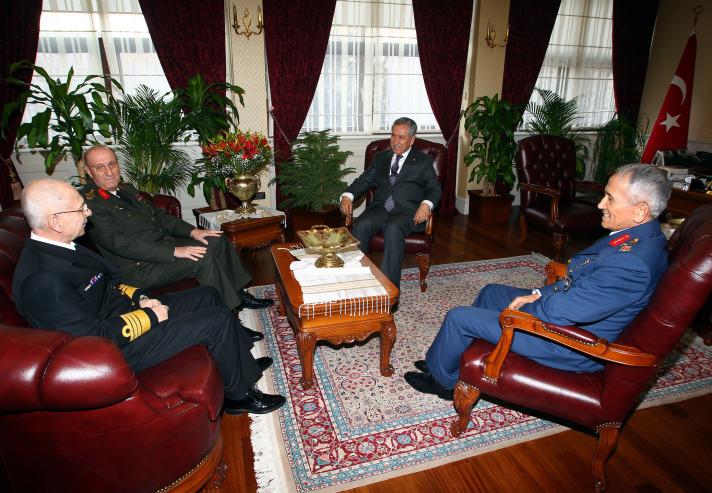 Başbakan Yardımcısı B&uuml;lent Arın&ccedil;'a Kara, Deniz ve Hava Kuvetleri Komutanları tarafından bug&uuml;n bir ziyaret ger&ccedil;ekleştirildi. Arın&ccedil;, komutanların ziyaret sebebini twitter'dan a&ccedil;ıkladı.
