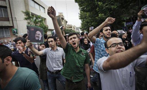 İran'da dün yapılan cumhurbaşkanı seçiminin gayriresmi sonuçlarına göre Mahmud Ahmedinejad, seçimlerin galibi oldu. Ahmedinejad, rakiplerine fark attı