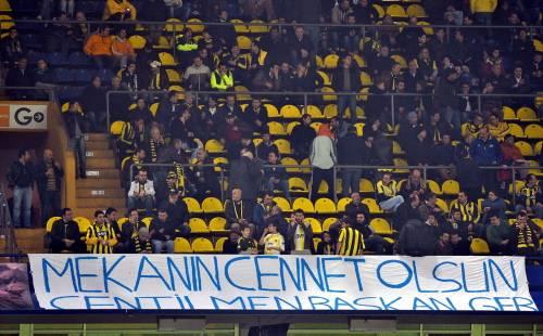 Galatasaray Kulübü eski başkanlarından Özhan Canaydın, tedavi gördüğü hastanede hayatını kaybetmiş, Fenerbahçe-Manisaspor Türkiye Ziraat Kupası yarı final ilk karşılaşmasında Fenerbahçe taraftarları Canaydın için stada pankart asmıştı.
