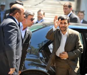 İran Cumhurbaşkanı Mahmud Ahmedinejad, Cuma namazını Sultanahmet Camisi'nde kıldı.